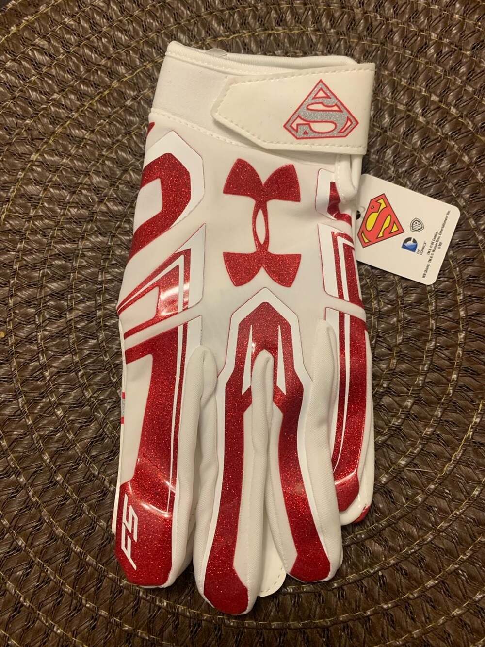 Under Armour F5 Alter Ego Superman Youth Football Receiver Gloves White/Red - Picture 2 of 6